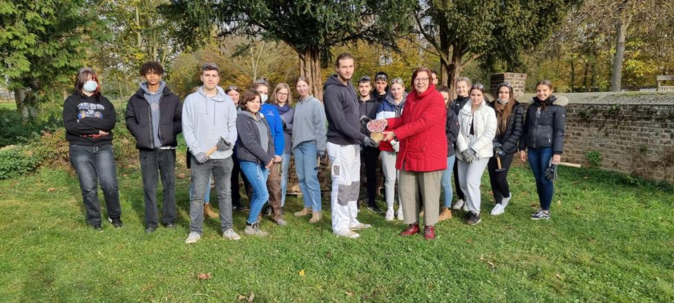 Kaufmännisches Berufskolleg Oberberg - Die Schülerinnen und Schüler mit der  Bürgermeisterin von Swisttal, Petra Kalkbrenner.