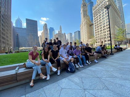 Kaufmännisches Berufskolleg Oberberg - Vor der Skyline von Chicago